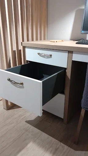 Biurko na wymiar z prowadnicami kabli